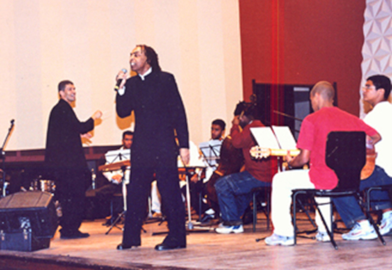 Gilberto Gil and Villa-Lobinhos orchestra